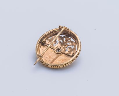 null Broche ronde en or jaune 18 carats (750 ‰) ajourée de feuilles d'acanthe et...