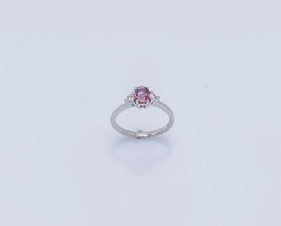 null Bague en or gris 18 carats (750 ‰) sertie d'un saphir ovale de couleur rose...