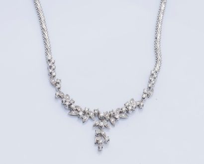 null 18K (750 ‰) white gold flexible necklace the central motif drawing a leafy garland...