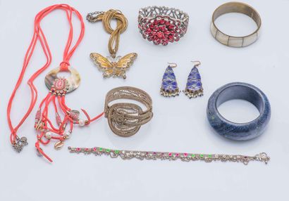 null Lots de bijoux fantaisies comprenant : trois colliers chaines et pendentifs...