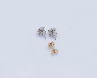 null Paire de puces d'oreilles en or gris 18 carats (750 ‰) sertie chacune d'un diamant...