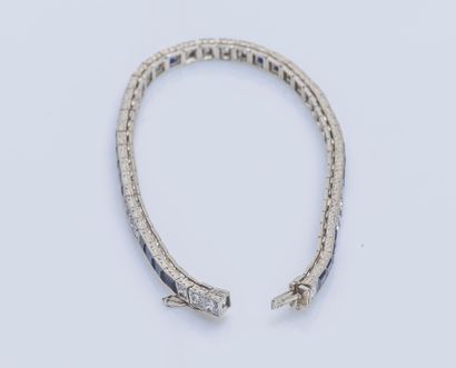 null Bracelet ligne en or gris 18 carats (750 ‰) serti en alternance de diamants...