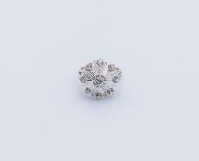 null 18K (750 ‰) white gold ring the bezel drawing a flake set with brilliant-cut...