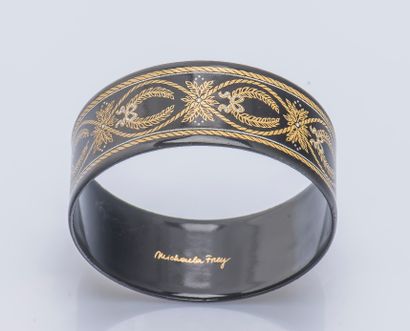 Michaela Frey Flat metal bracelet enamelled black and enhanced with golden garlands....