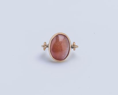 null 18K yellow gold ring (750 ‰) adorned with a cabochon of carnelian on paillon.

Finger...
