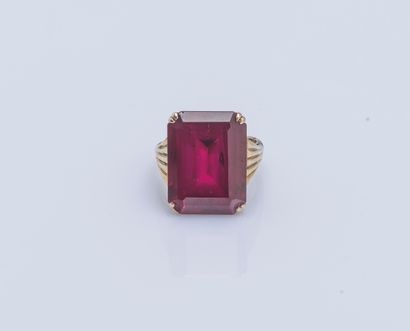 null Important 9-karat yellow gold ring (375 ‰) set with a rectangular Verneuil ruby...