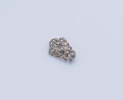  Broche en argent (800 ‰) et or rose 14 carats (585 ‰) décorée de branchages sertis...