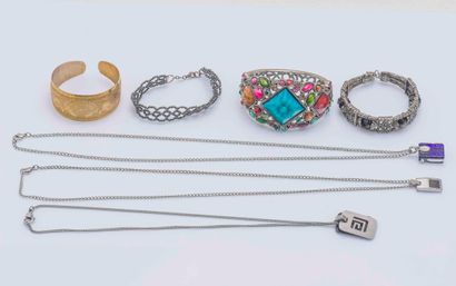 null Lots de bijoux fantaisies comprenant : trois colliers chaines et pendentifs...