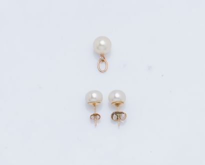 null Set in 18K yellow gold (750 ‰) consisting of a pair of ear studs and a pendant...
