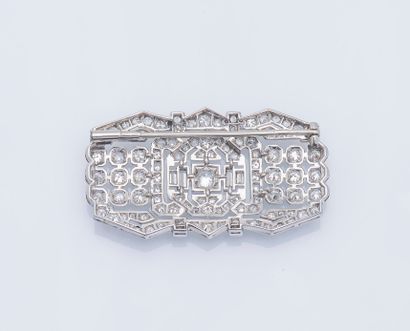 null Broche plaque en or gris 18 carats (750 ‰) à décor géométrique sertie de diamants...