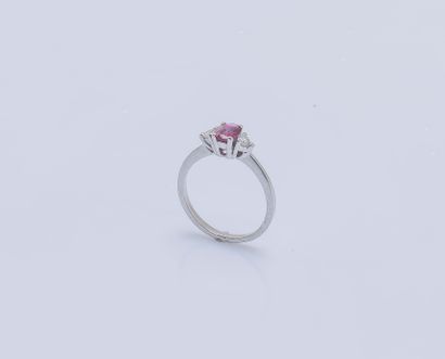 null Bague en or gris 18 carats (750 ‰) sertie d'un saphir ovale de couleur rose...