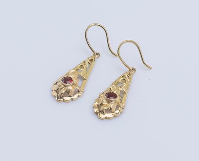  Paire de pendants d'oreilles en or jaune 18 carats (750 ‰) dessinant une goutte...