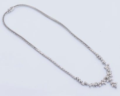 null 18K (750 ‰) white gold flexible necklace the central motif drawing a leafy garland...