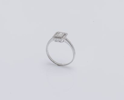 null Bague en or gris 18 carats (750 ‰), le chaton rectangulaire serti de diamants...