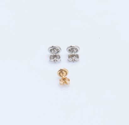 null Paire de puces d'oreilles en or gris 18 carats (750 ‰) sertie chacune d'un diamant...