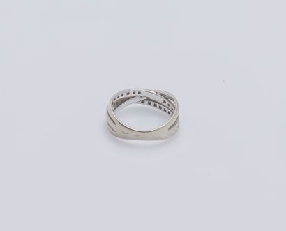 null Bague en or gris 18 carats (750 ‰) simulant trois joncs entrelacés dont deux...