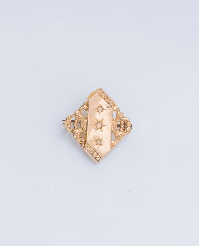 null Brooch in 18K yellow gold (750 ‰) of diamond shape set with three pearl seeds,...