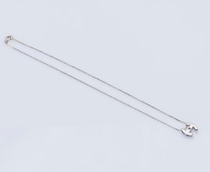 null 18K (750 ‰) white gold choker chain and pendant drawing a rounded H set with...