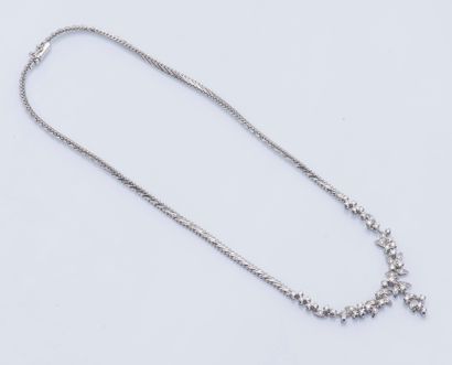 null 18K (750 ‰) white gold flexible necklace the central motif drawing a leafy garland...