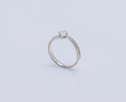 null Bague solitaire en or gris 18 carats (750 ‰) sertie d'un diamant princesse d'environ...