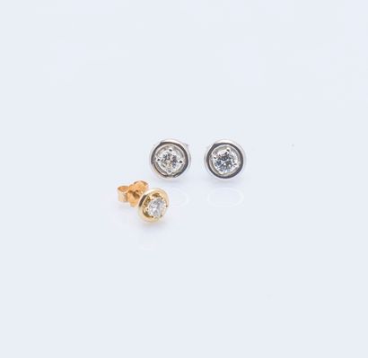 null Paire de puces d'oreilles en or gris 18 carats (750 ‰) sertie chacune d'un diamant...