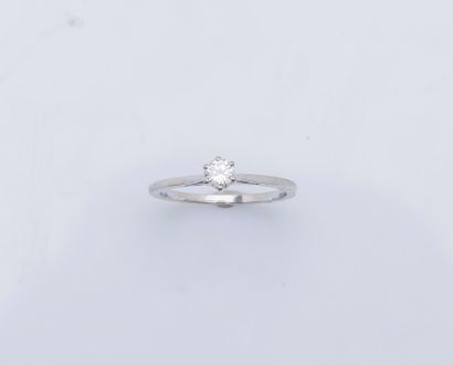 null Bague solitaire en or gris 18 carats (750 ‰) sertie d'un diamant taillé en brillant...