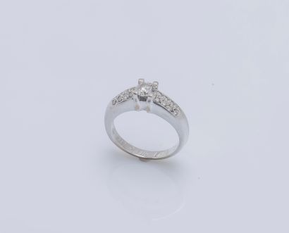 null 18K (750 ‰) white gold band ring set with a brilliant-cut diamond weighing approximately...