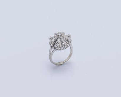 null 18K (750 ‰) white gold ring the bezel drawing a flake set with brilliant-cut...