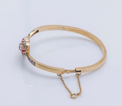 null 18K (750 ‰) yellow gold opening band bracelet adorned with an openwork oval...