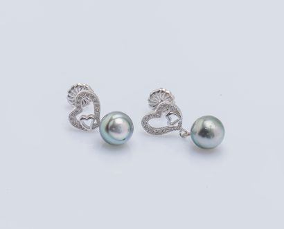 null Pair of silver earrings (925 ‰) holding a Tahitian pearl, topped with heart...