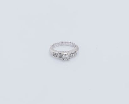 null 18K (750 ‰) white gold band ring set with a brilliant-cut diamond weighing approximately...