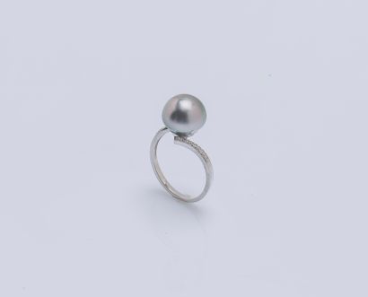 null Silver ring (925 ‰) topped with a Tahitian pearl, enriched with small rhinestones.

Finger...