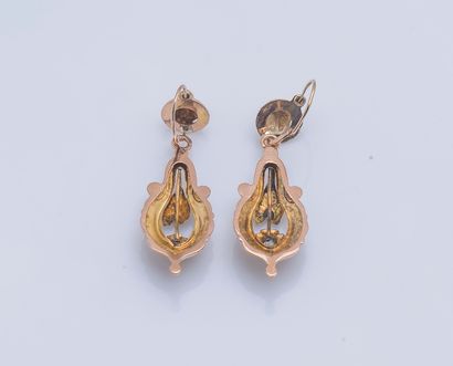 null Pair of 18K (750 ‰) pink and green gold earrings each formed by a button dormeuse...