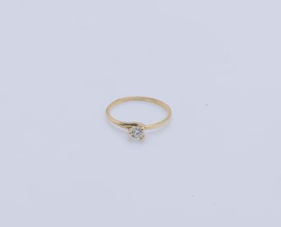 null Solitaire ring in 18K yellow gold (750 ‰) set with a brilliant-cut diamond weighing...