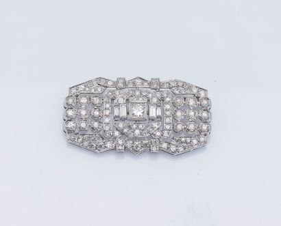 null Broche plaque en or gris 18 carats (750 ‰) à décor géométrique sertie de diamants...