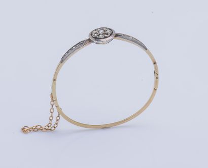 null 14-karat yellow gold (585 ‰) and silver (925 ‰) open-worked bangle, the central...