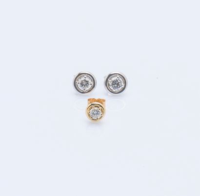 null Paire de puces d'oreilles en or gris 18 carats (750 ‰) sertie chacune d'un diamant...