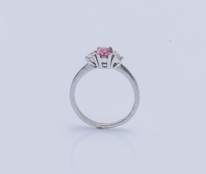 null Bague en or gris 18 carats (750 ‰) sertie d'un saphir ovale de couleur rose...