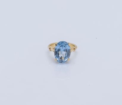 null 18K yellow gold (750 ‰) ring adorned with an oval synthetic blue spinel weighing...