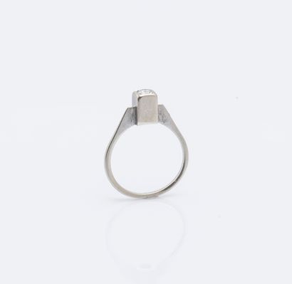 null 
A 14-karat (585 ‰) white gold solitaire ring adorned with an approximately...