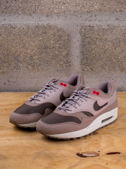 NIKE AIR MAX 1 
Cut Out Swoosh Moon Particle...
