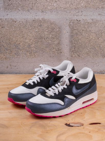 null NIKE AIR MAX 1

White Dark Armory Blue Pink Foil Black (W)

(599820-102)

US...