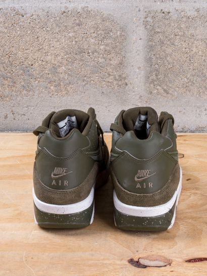 null NIKE AIR FORCE 180

Cargo Khaki Cargo Khaki-White (2017)

(310095-300)

US 7,5...