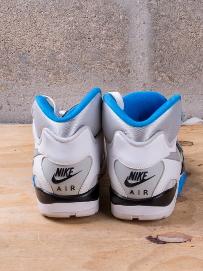 null NIKE AIR TRAINER SC 2

White Wolf Grey Light Photo Blue

(443575-105)

US 8...