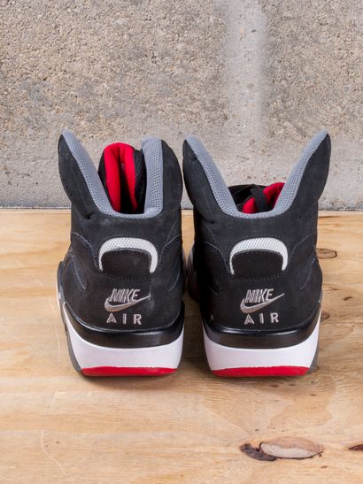 null NIKE AIR FORCE 180

MID Black Cool Grey University Red (2014)

(537330-002)

US...