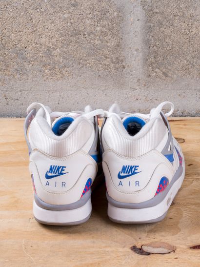 null NIKE AIR TECH CHALLENGE 2

Pixel Court

(667444-146)

US 8,5 / EU 42

(Bon ...