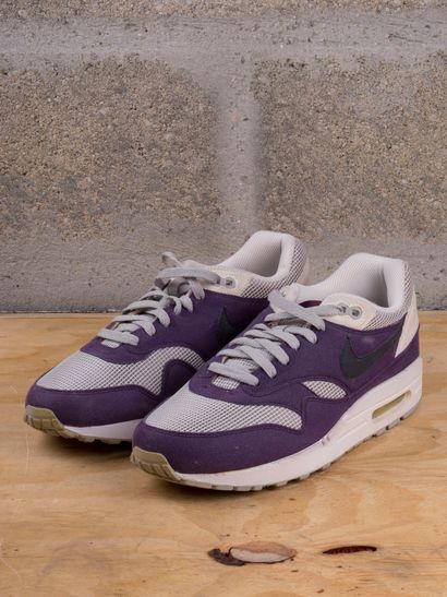 NIKE AIR MAX 1 
Wine Anthracite Neutral Grey...