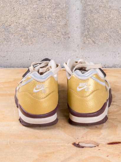 null NIKE AIR TRAINER 2 SB

Metallic Gold/Reflect Silver

(318480-701)

US 8,5 /...