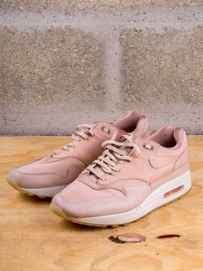 null NIKE AIR MAX 1

Particle Beige (W)

(454746-206)

US 9,5 F / EU 41

(Bon ét...