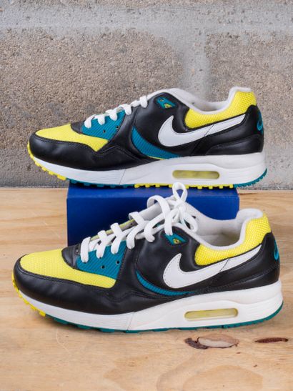 null NIKE AIR MAX LIGHT

Black White Sonic Yellow Tropical Teal

(315827-013)

US...